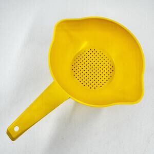 Vintage TUPPERWARE 1 Quart Colander Strainer Dual Pour Chili Yellow 1200 EX